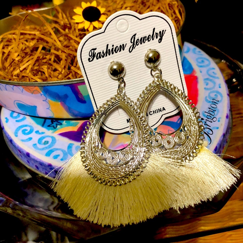 ❤️💚Gorgeous Fashion Feather & Silver Danglers❤️💚 - Picture 3 of 9